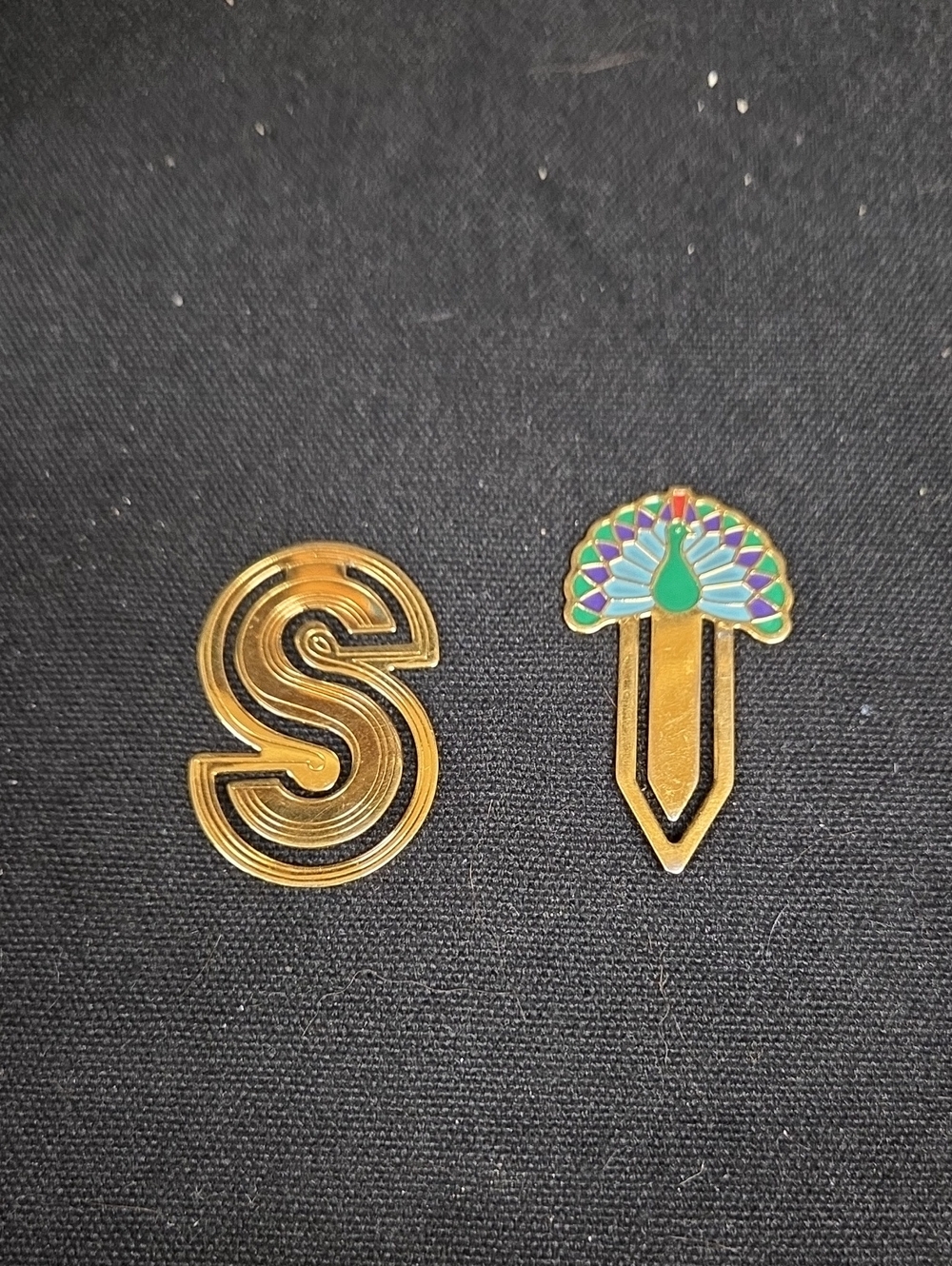Bookmarks Gold Letter 'S' and Peacock Enamel Pin Set - Multicolor